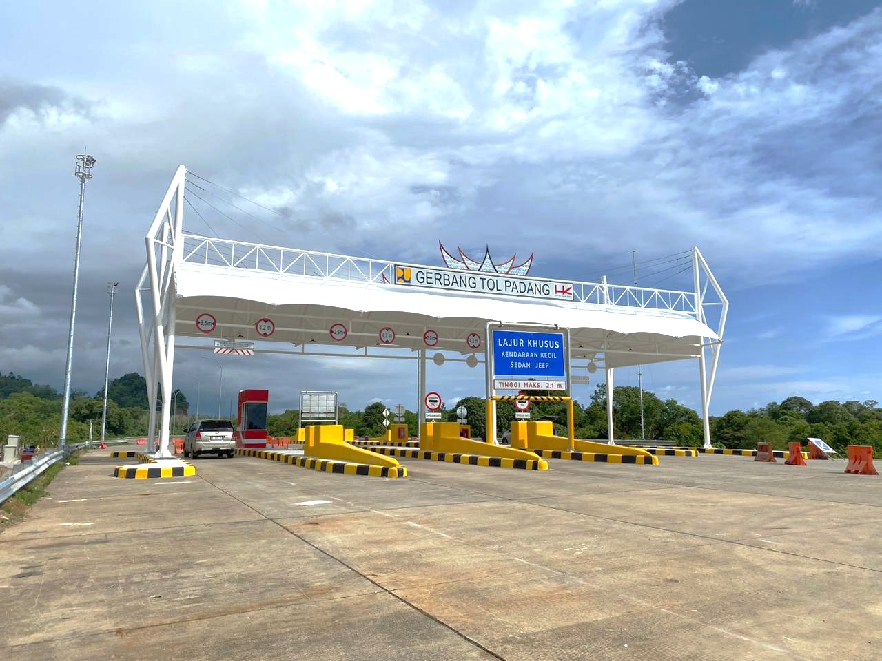 GERBANG TOL PADANG STA 1+800 TOL TRANS SUMATERA RUAS PEKANBARU - PADANG SEKSI SICINCIN TO PADANG